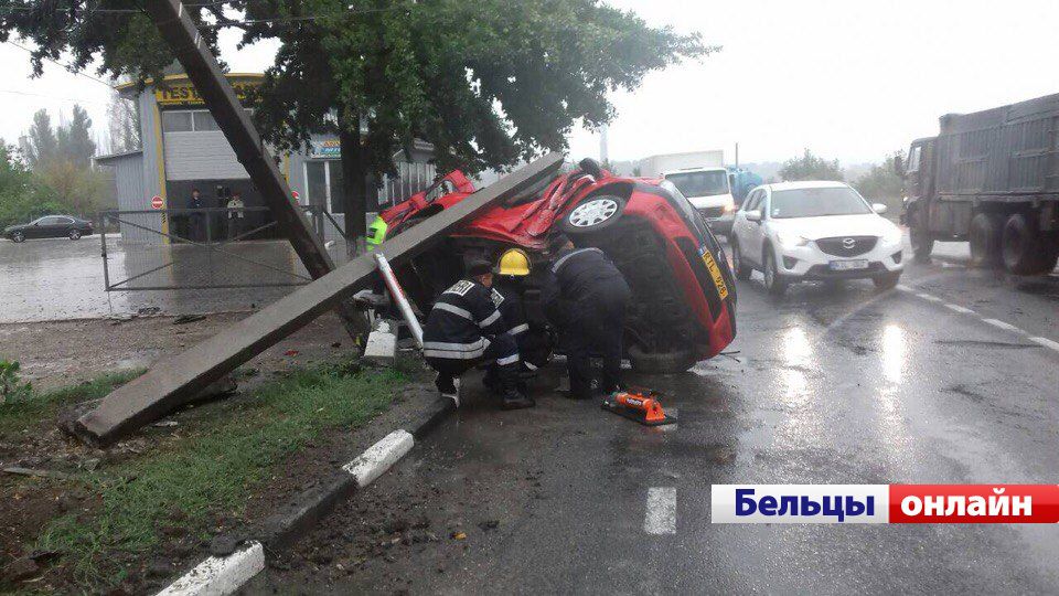 Утреннее ДТП в Бельцах: водитель снёс два столба