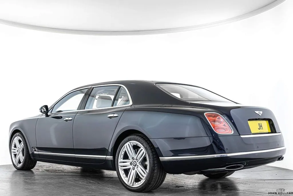 На продажу выставили люксовый Bentley Карла III