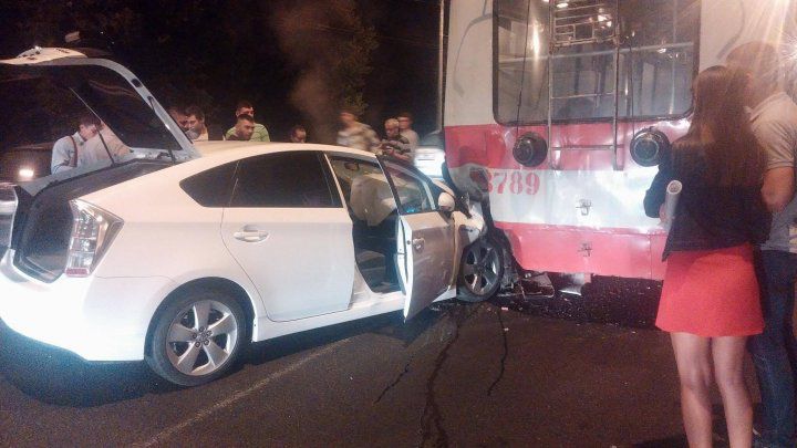 Accident rutier în Capitală. Un troleibuz plin cu pasageri a fost lovit de o maşină