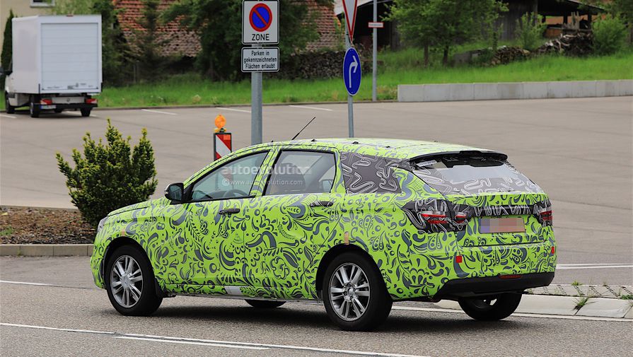 Фотошпионы поймали в Германии универсал Lada Vesta