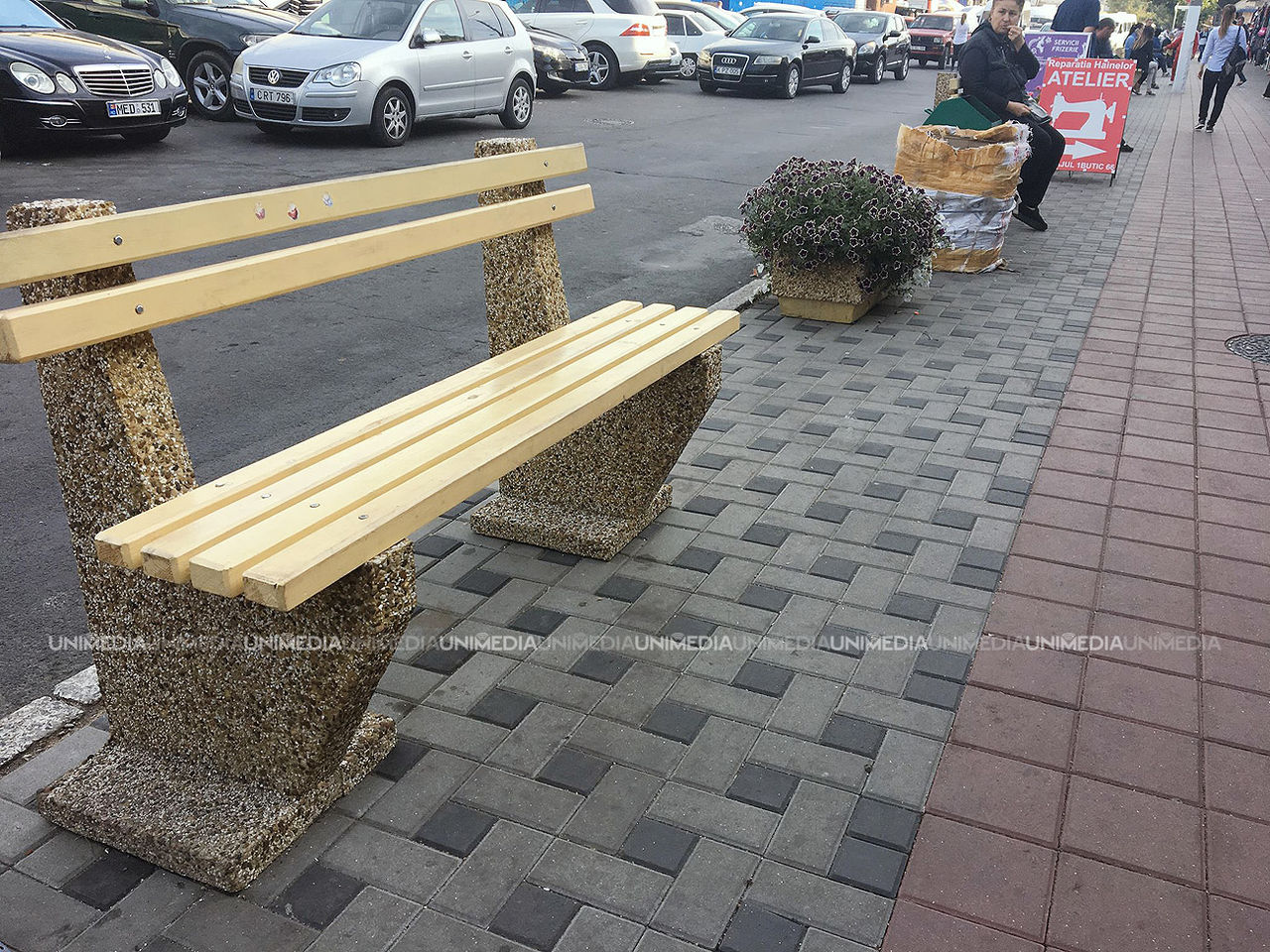 В районе Центрального рынка появились скамейки, тротуарная плитка и цветы