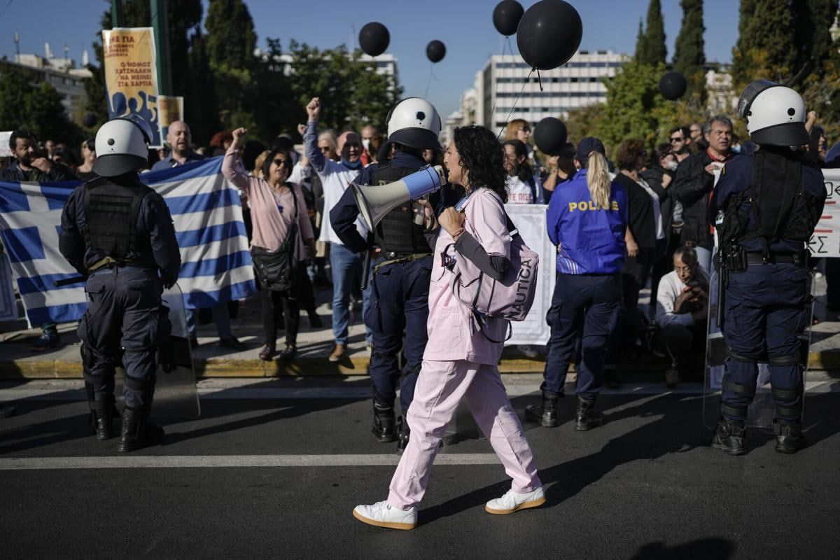 В Афинах медики и соцработников устроили митинг против обязательной вакцинации