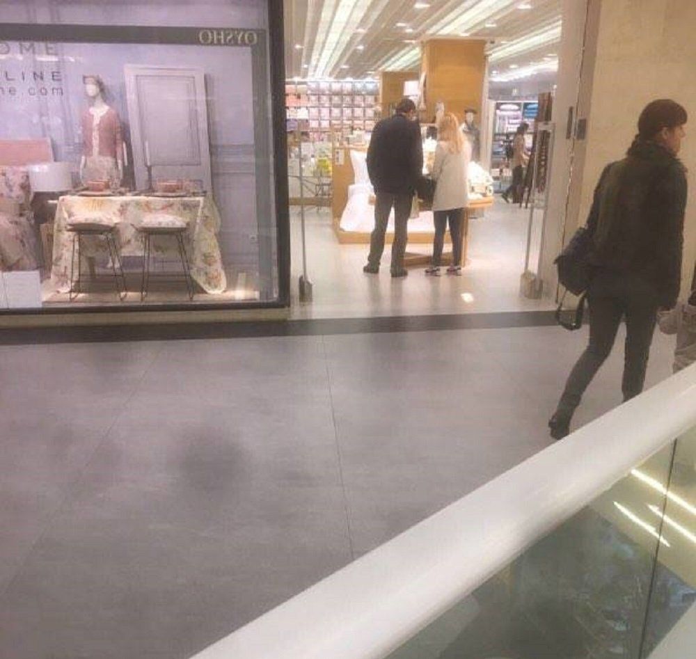 Chirtoacă a fost prins azi cu o altă blondă, admirând dormitoare