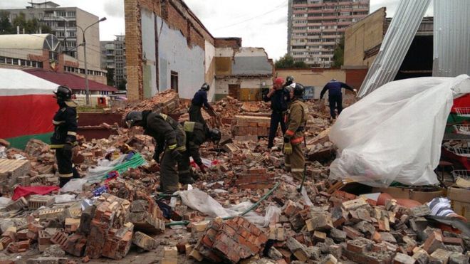 В Подмосковье часть бывшего кинотеатра обрушилась на людей