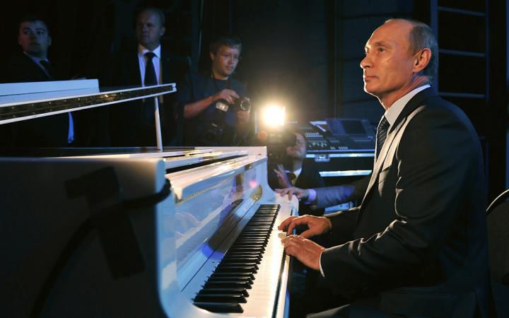 Путин сыграл на старинном пианино во время посещения киностудии