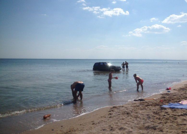 Под Одессой снова вытаскивали джип из воды