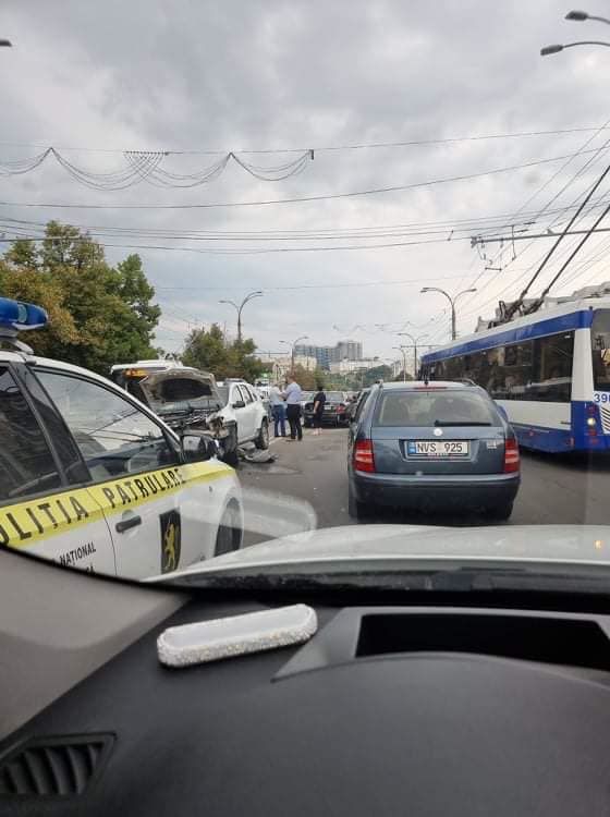 Возле кишиневского Цирка произошло ДТП: образовались пробки