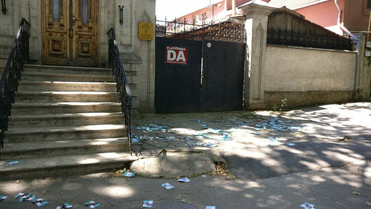 Fluturașii despre pantalonii uzi ai lui Năstase: Furie de pe scenă, zâmbete din mulțime
