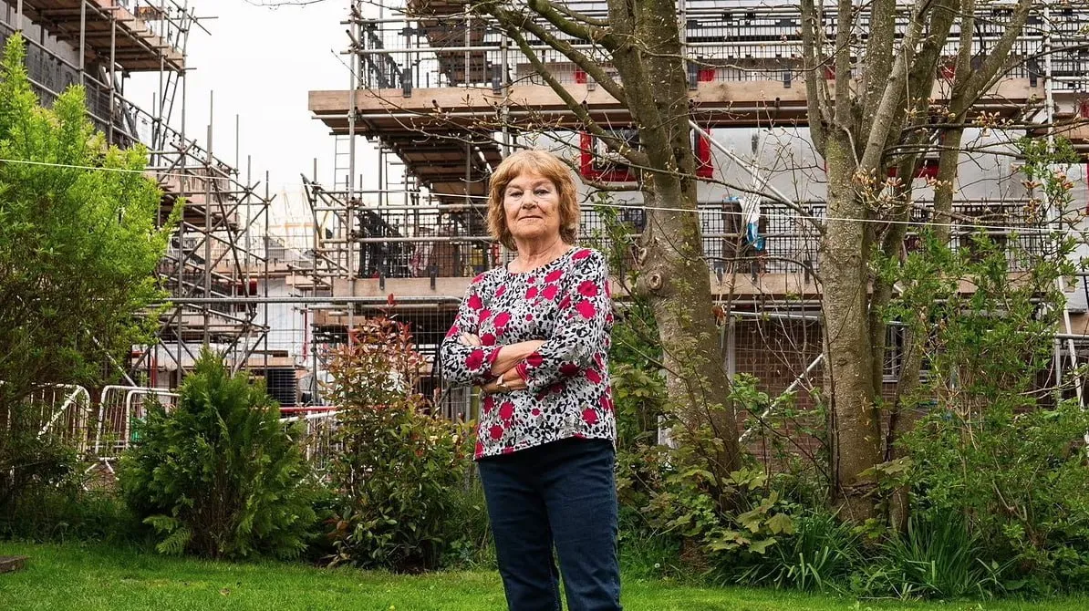 Un cuplu din Anglia s-a întors din vacanță și a aflat că în jurul proprietății lor au fost construite 129 de case