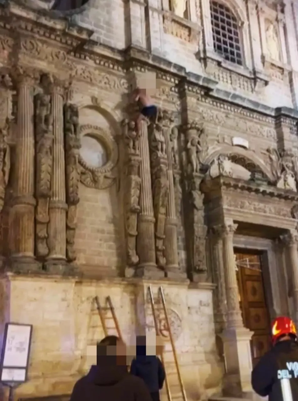 Un moldovean a fost convins timp de o oră să coboare de pe fațada unei biserici din Italia