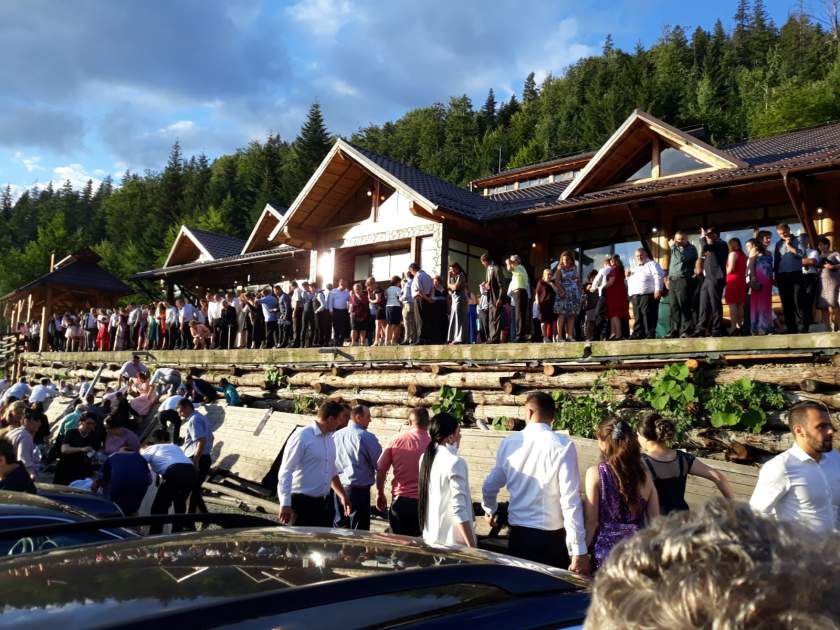 В Румынии гости свадьбы упали с трехметровой высоты