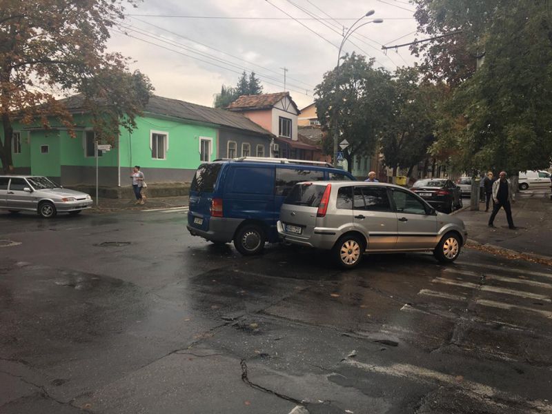 В центре Кишинева столкнулось три автомобиля: есть пострадавшие