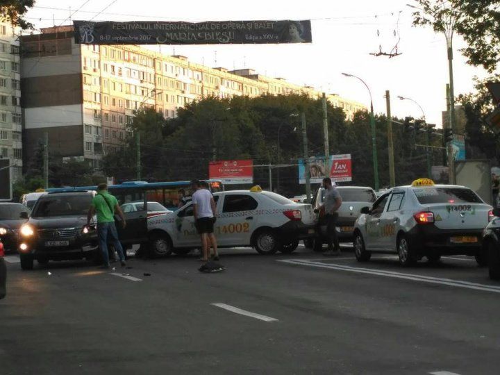 Accident în sectorul Botanica al Capitalei. Un automobil s-a ciocnit violent cu un taxi