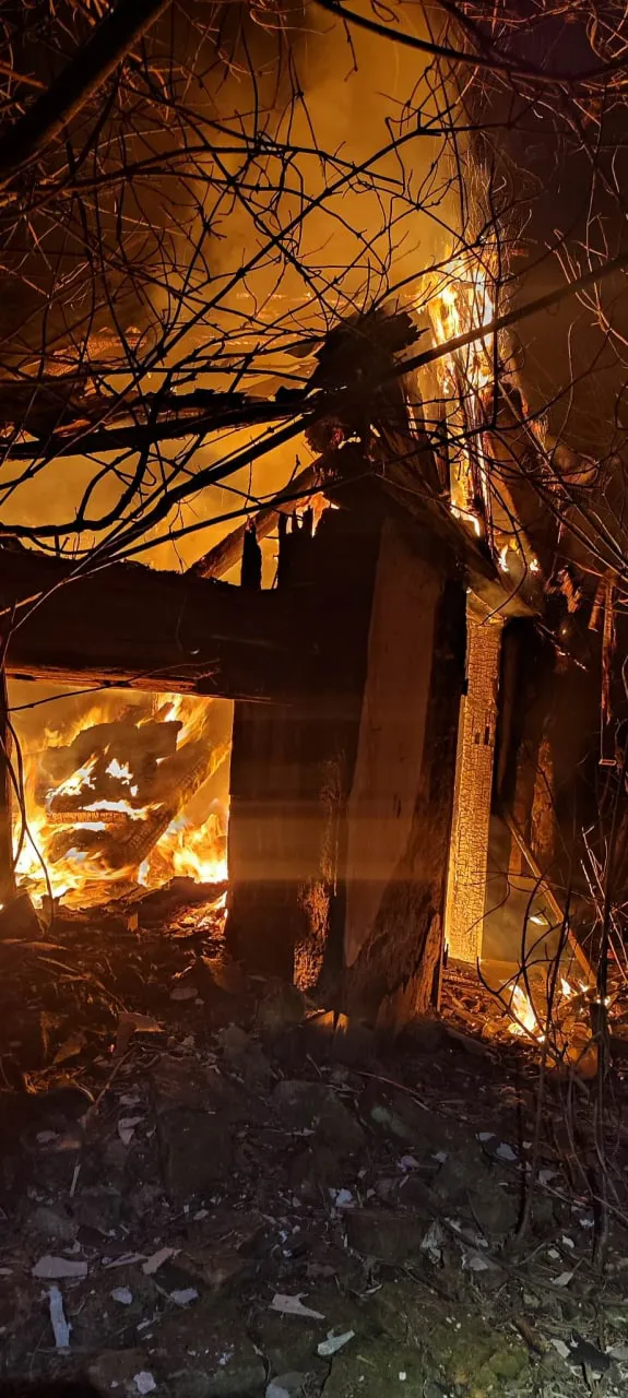 Пожарные спасли мужчину из пылающего заброшенного дома в столице
