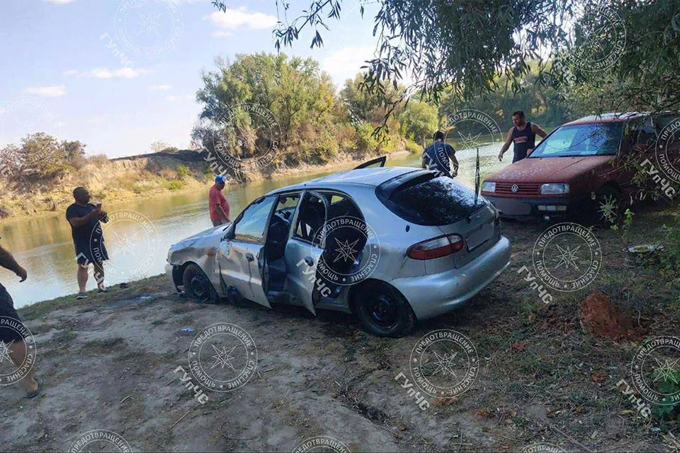 Спасатели из Слободзеи вытащили затонувший в реке автомобиль