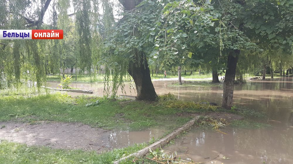 В Бельцах во время ливня каждый раз затапливает бульвар Эминеску