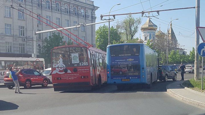 В Кишиневе произошла авария с участием автобуса и BMW