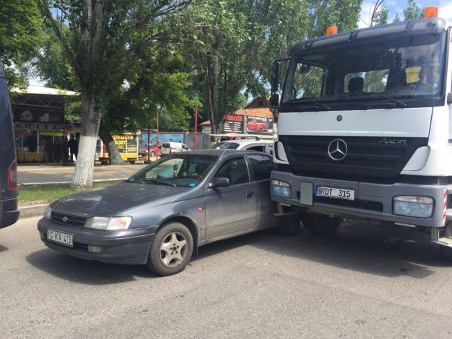 A incercat sa evite un accident si a lovit o alta masina. O strada din centrul capitalei, paralizata in urma unui dublu accident