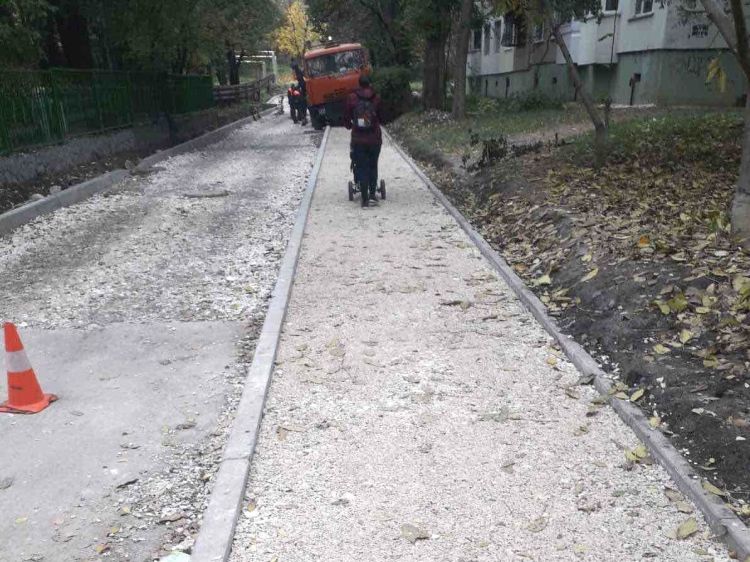 В столице ведется ремонт подъездных путей к учебным заведениям