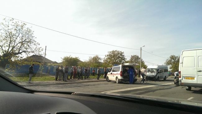 Grav accident la Peresecina: Un microbuz cu pasageri s-a ciocnit cu o Toyota