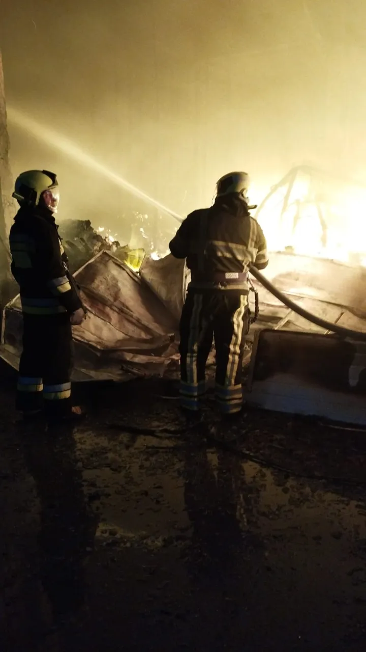 Un depozit din Chișinău, cuprins de flăcări: Peste 70 de salvatori au intervenit