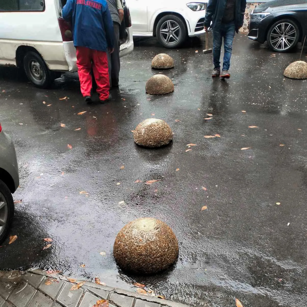 Semisfere antiparking cu armătură, instalate în Capitală pentru a nu fi mișcate