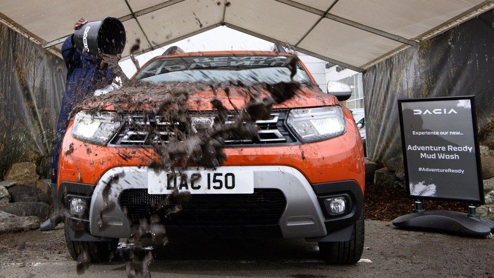 Dacia представила первую в мире бесплатную грязевую ванну для внедорожников