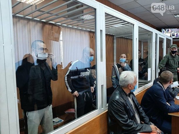 В Одессе на суде семь заключенных вскрыли вены