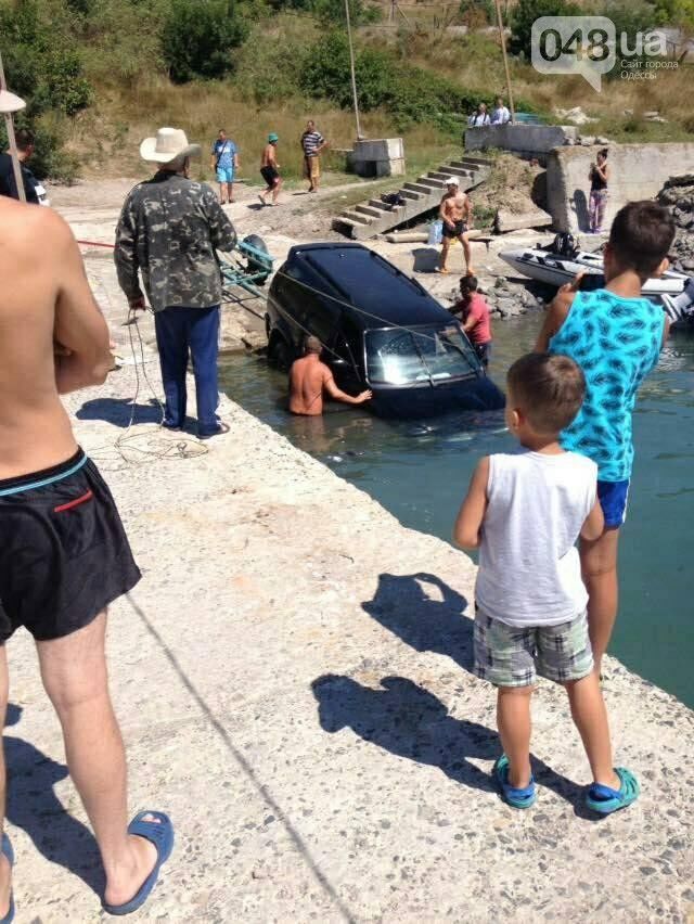 На одесском пляже водитель утопил собственный внедорожник в море