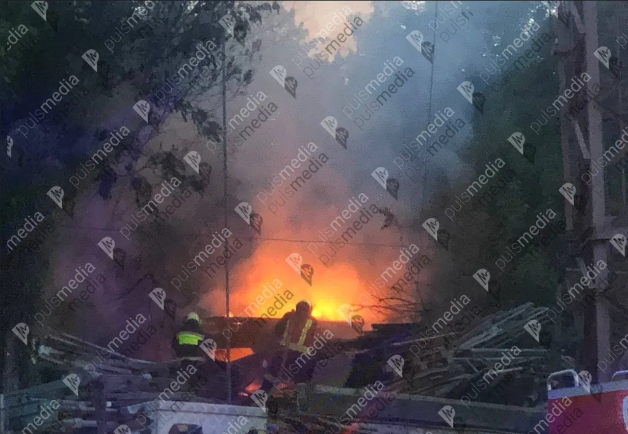 Incendiu în sectorul Botanica: Un depozit de materiale de construcții, cuprins de flăcări