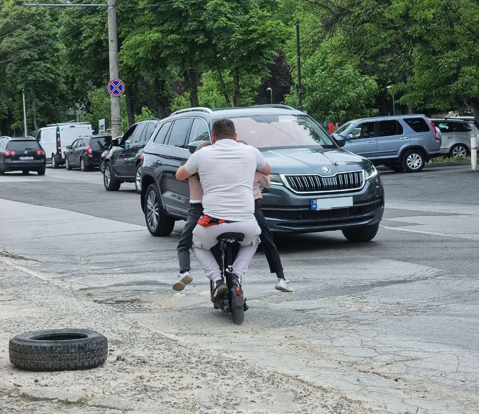 Ехал навстречу авто: в столице замечен отец с двумя детьми на самокате