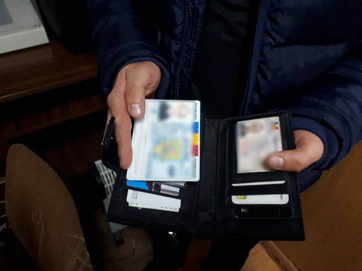 Patru moldoveni, prinși la vamă cu acte românești false. Unde urmau să ajungă tinerii