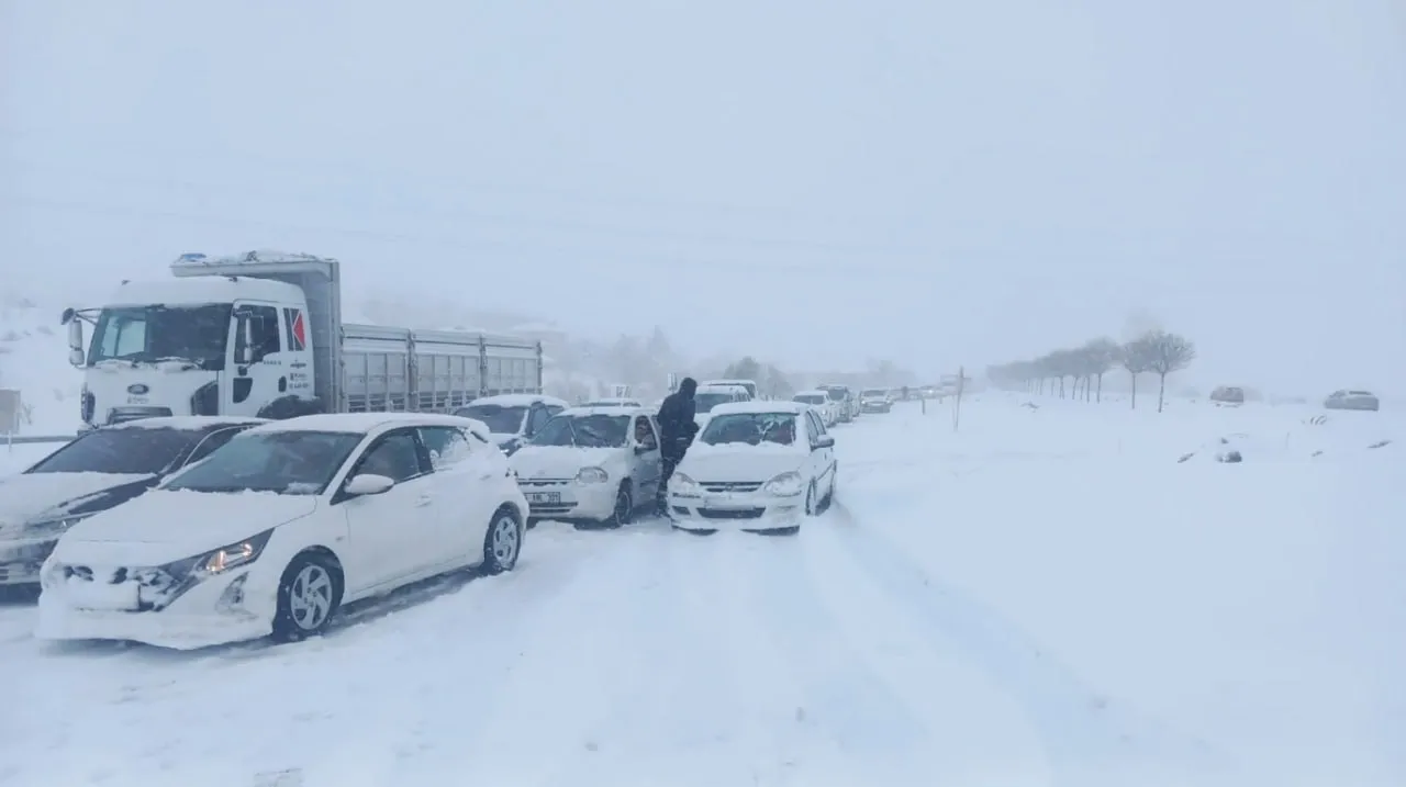 Haos pe șosele: Ninsoarea a provocat două accidente în lanț pe o autostradă din Turcia