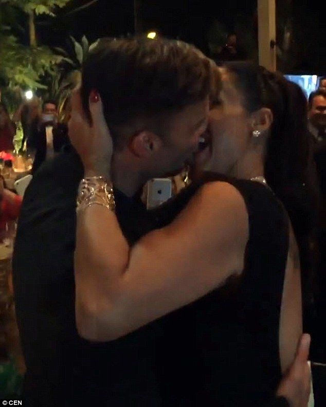 O femeie a plătit 63.000 de lire sterline pentru un sărut cu Ricky Martin