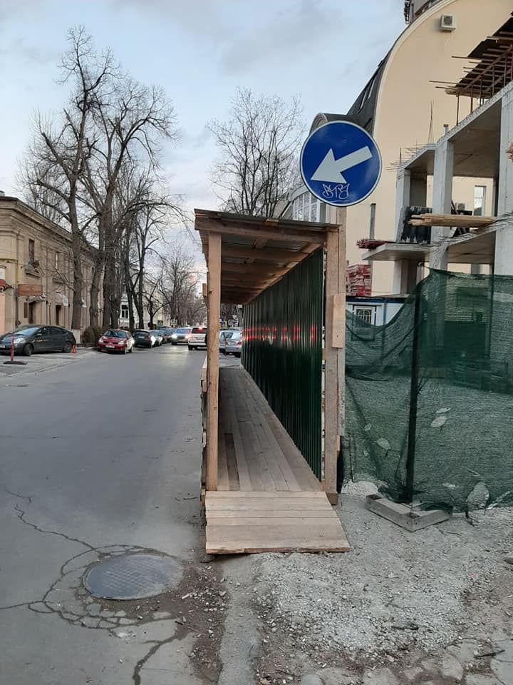 По требованию примэрии забор на Вероника Микле заменили на безопасный