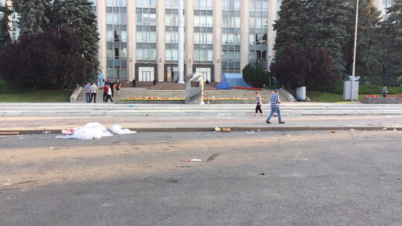 После протестов на центральной площади остался мусор