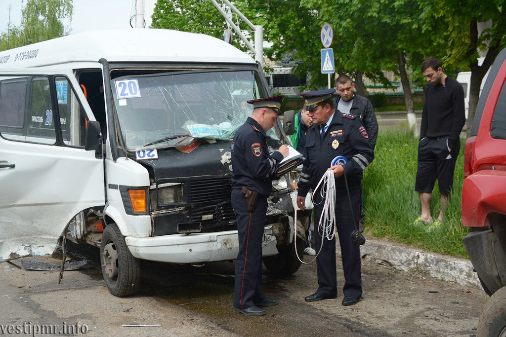 В центре Тирасполя маршрутка врезалась в четыре машины
