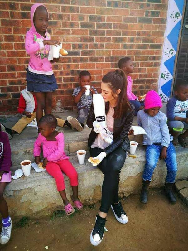 Miss Africa de Sud a stârnit valuri de furie, după ce a purtat mănuşi în cadrul unei întâlniri cu copii infectaţi cu HIV