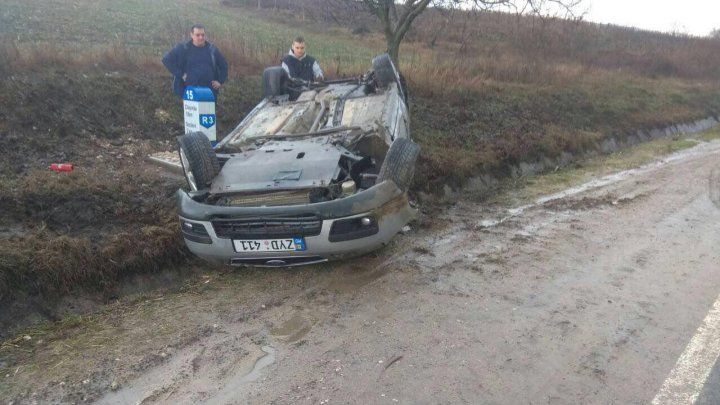 Accident ca-n filmele de acțiune: Doi şoferi s-au răsturnat cu mașinile într-un canal de scurgere a apei