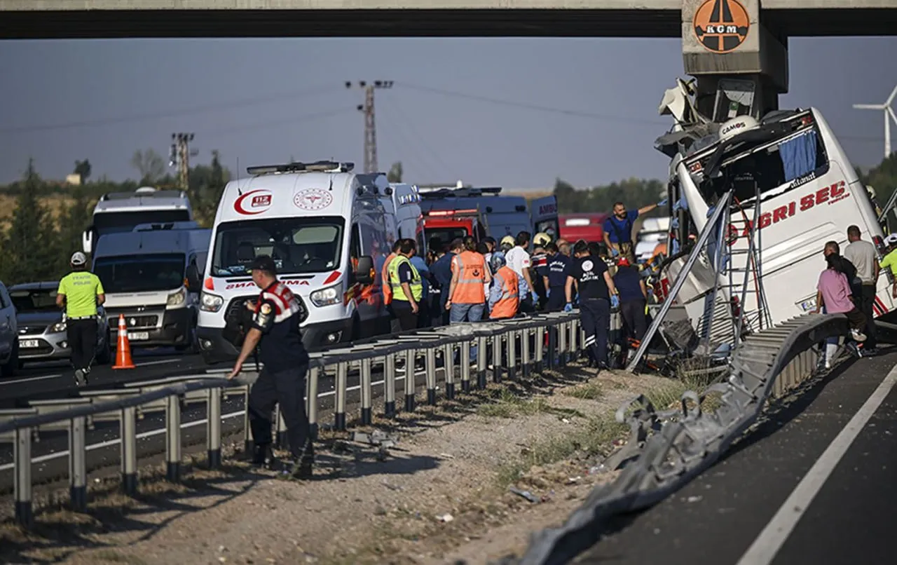 Un autobuz s-a izbit într-un pilon pe un pod din Ankara: 9 morți și 26 de răniți