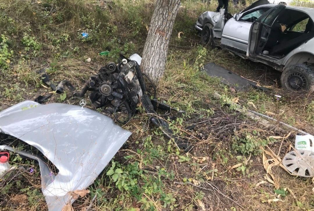 В Страшенском районе Mercedes влетел в дерево, один человек госпитализирован
