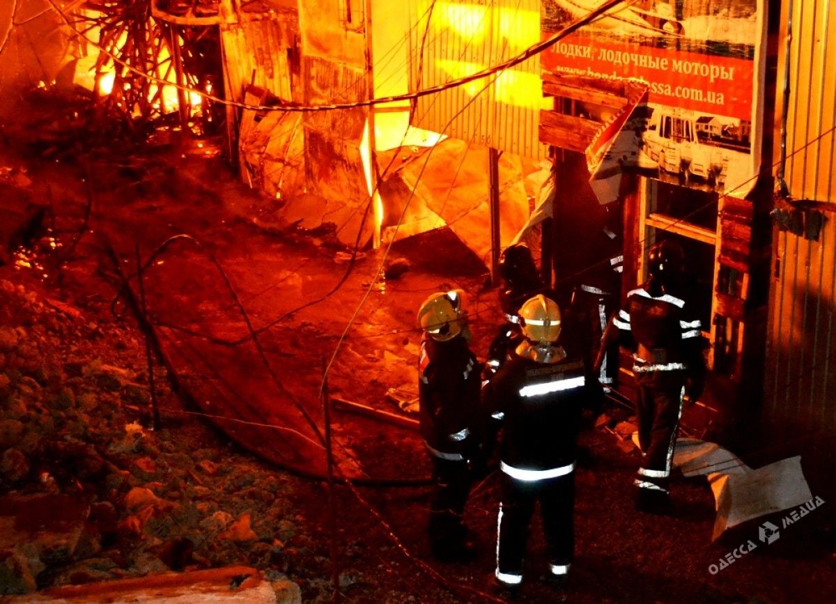 На причале в Одессе произошел пожар, сгорели 15 частных домов