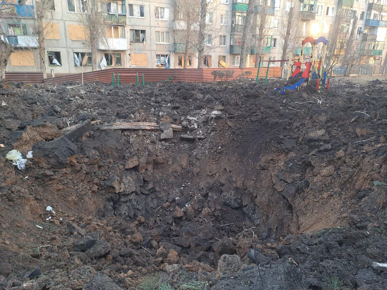 При обстреле Краматорска ракета упала вблизи детского сада