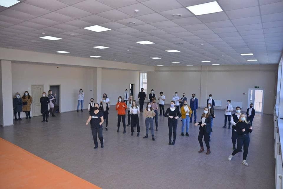 В столичном лицее обустроили тренажерный и актовый залы