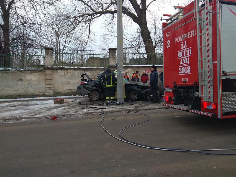 Accident mortal în Capitală: BMW rostogolit, oprit de un stâlp