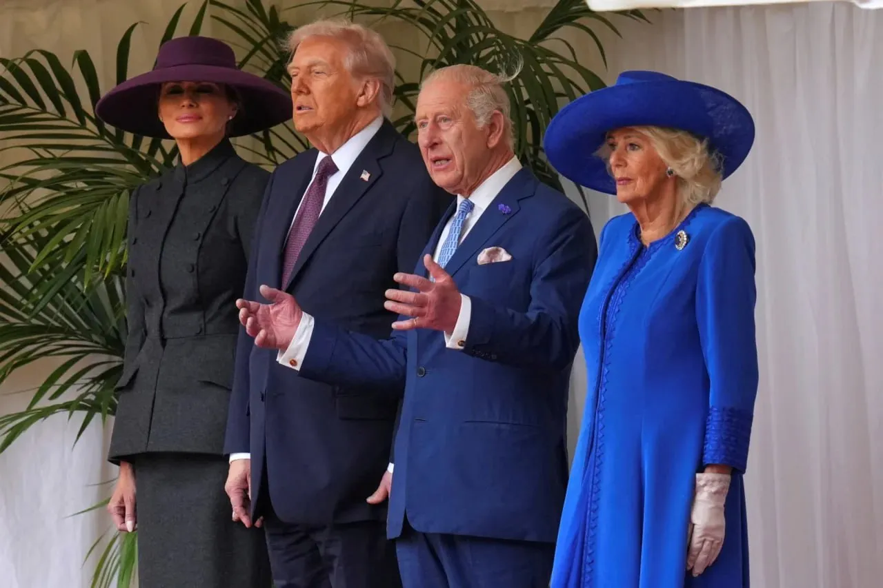 Melania Trump a încălcat protocolul regal în timpul vizitei sale în Marea Britanie