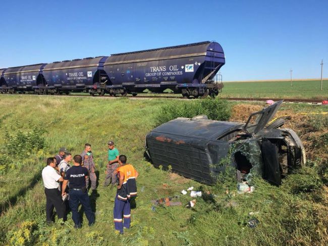 В Леове поезд на полном ходу сбил автомобиль: есть жертвы