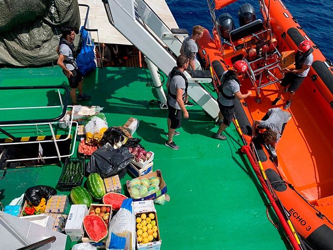 Ричард Гир лично привез продукты на дрейфующее судно с мигрантами