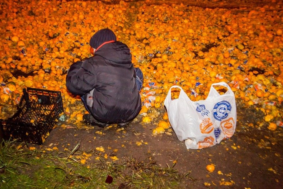 Новогоднее настроение в Украине: одну из трасс засыпало мандаринами