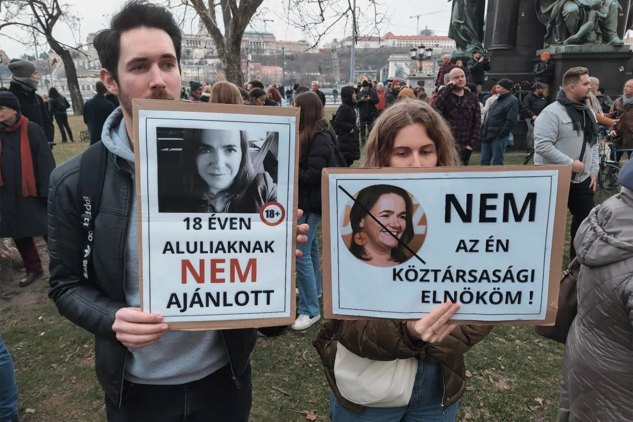 В Будапеште сотни людей требовали отставки президента из-за скандального помилования